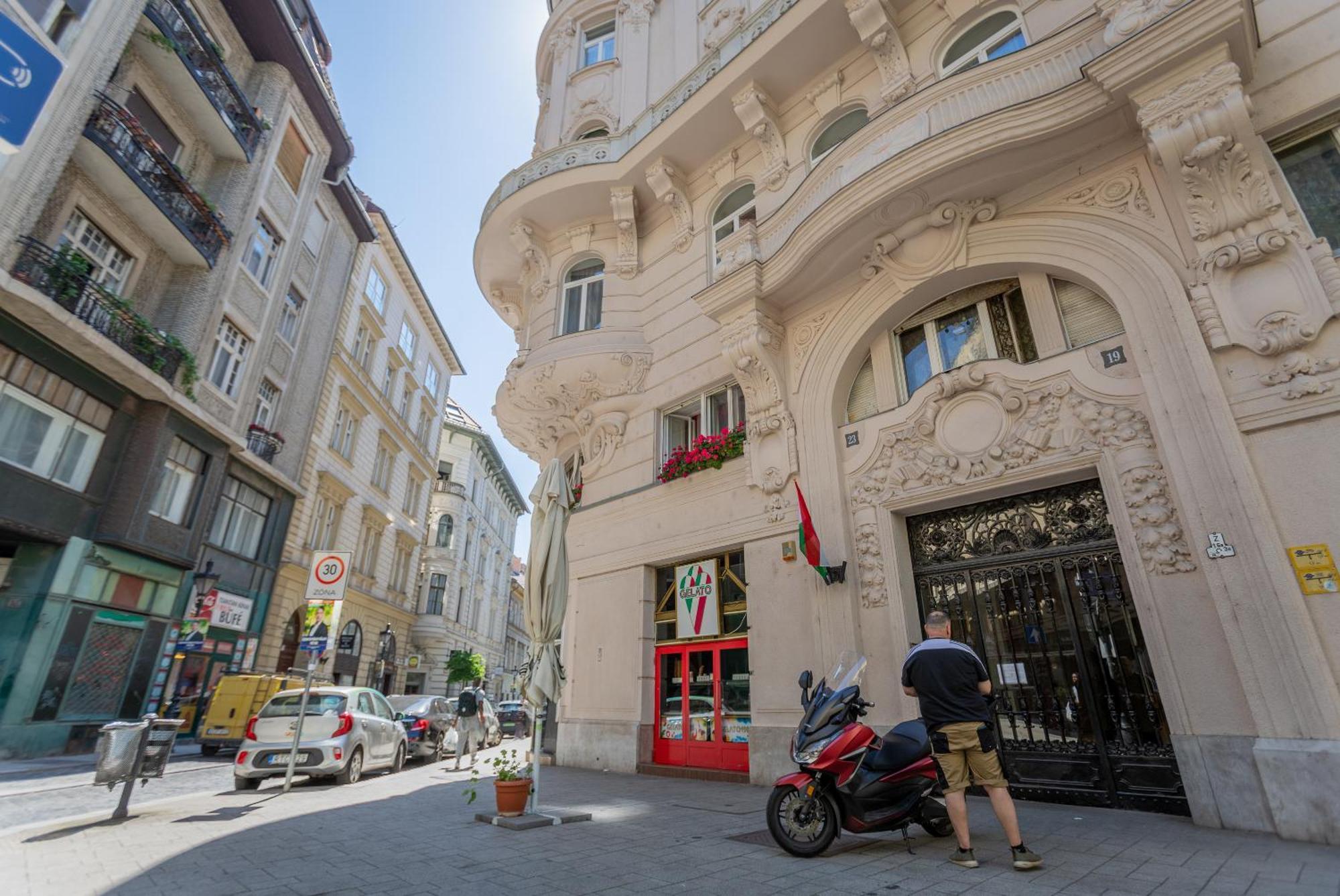 Iranyi Studio, Budapest